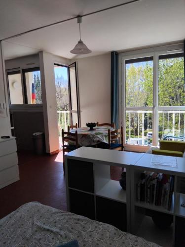 idéal curiste tesisinde bir balkon veya teras