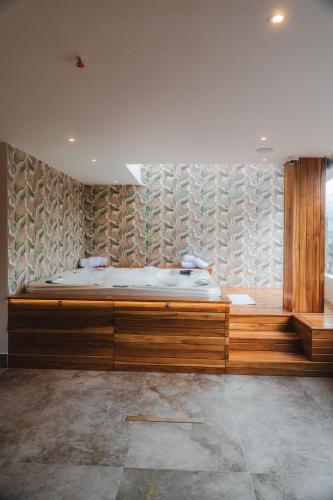 a bath room with a bath tub in a room at Saya Hotel & Suites in Cuenca
