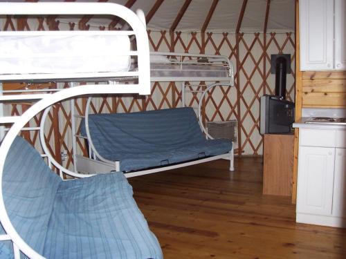 um quarto com um beliche numa tenda em Lake of the Springs Camping Resort Yurt 2 em Oregon House