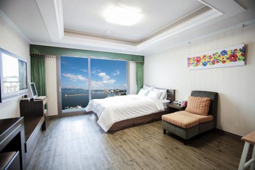 Zdjęcie z galerii obiektu Tongyeong Bay Condo Hotel w mieście Tongyeong