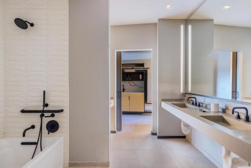The Shay, a Destination by Hyatt photo 58