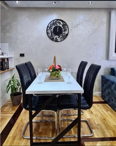 ein Esszimmer mit einem weißen Tisch und Stühlen in der Unterkunft NelaLux in Podgradac