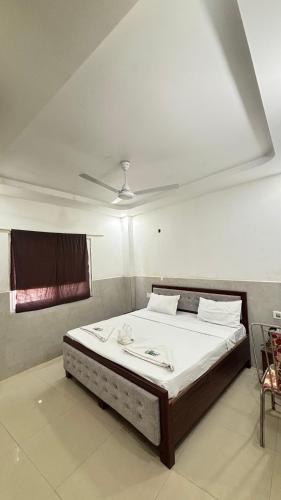 a large bed in a room with a ceiling at Hotel M Palace Unit Of MDP Ayodhya Near Rammandir in Ayodhya
