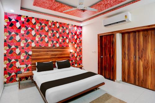 a bedroom with a bed and a colorful wall at Super OYO Hotel O Khargapur Ring Road Formerly Shimla Grand in Lucknow