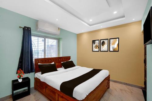 a bedroom with a bed and a window at Townhouse Loknath Temple Road Puri Formerly Rashmi Villa in Puri