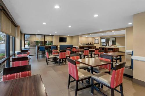 a restaurant with tables and chairs and a bar at Comfort Inn & Suites Somerset - New Brunswick in Somerset