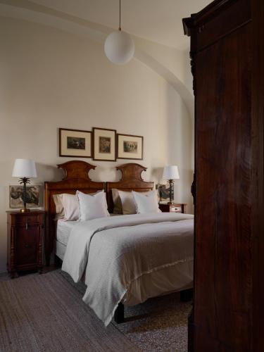 a bedroom with a large bed and two lamps at La Giardina Guest House in Chieri