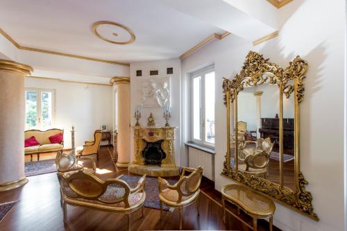 a living room with a fireplace and a mirror at Villa Puccini Bed & Breakfast in Lecco