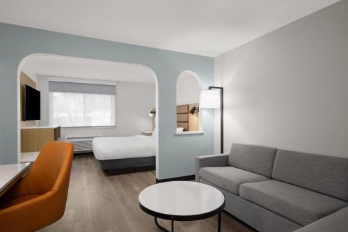 a living room with a couch and a bed at Wingate by Wyndham Los Alamos in Los Alamos