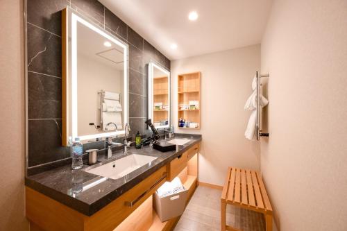 a bathroom with a sink and a mirror at HOTELみなと-Minato- 新宿 in Tokyo