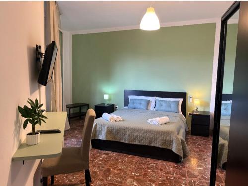 a bedroom with a bed and a table and a desk at A due passi dal centro in Noto