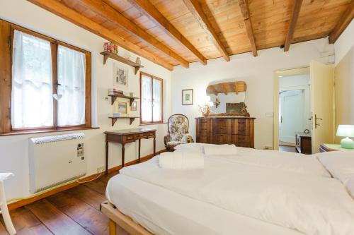 Casa Maria - Longarone Fiera e Vajont & Wi-Fi tesisinde bir odada yatak veya yataklar