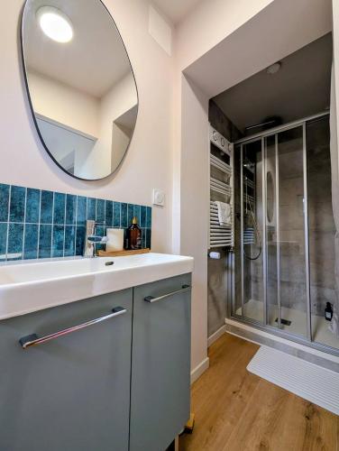 a bathroom with a sink and a shower at Ma Casa in Boulogne-sur-Mer