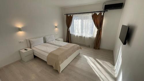 a small bedroom with a bed and a window at Chill House in Deva