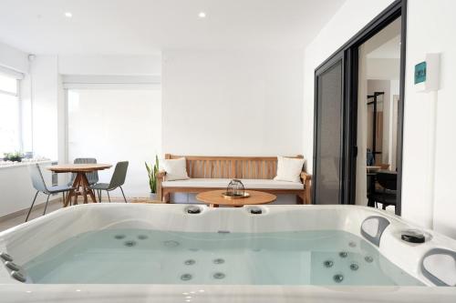 2bb Luxury Apartment I - Jacuzzi, Parking, Beach