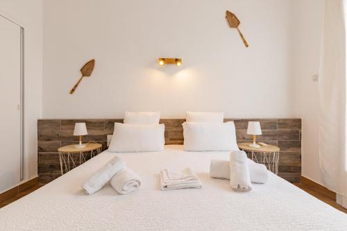 a bedroom with a bed with white towels on it at "La Sorra" Résidence en Bord de mer in Saint-Cyprien
