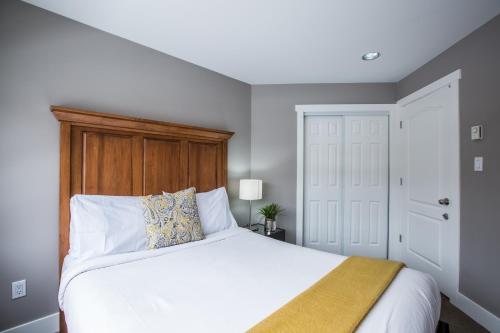 Ένα ή περισσότερα κρεβάτια σε δωμάτιο στο Whistler Blackcomb Vacation Rentals - Village North