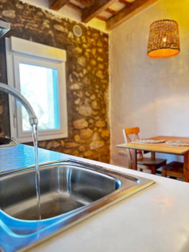 a kitchen with a sink and a window at Mas Ribas Hotel i Esdeveniments in Palamós