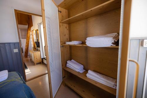 a room with a closet with towels and a mirror at Nallikari Seaside Cottages in Oulu