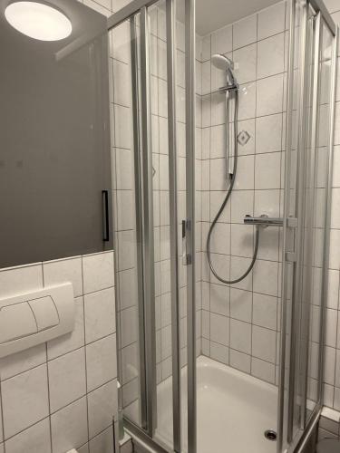 eine Dusche mit Glastür im Badezimmer in der Unterkunft Schmidteinander in Norderney