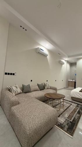 a living room with a couch and a table at شقق المشرق in Jeddah