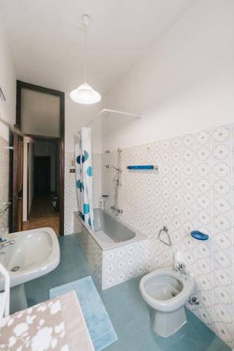 a bathroom with a tub and a toilet and a sink at Casa Dalì in Pianillo