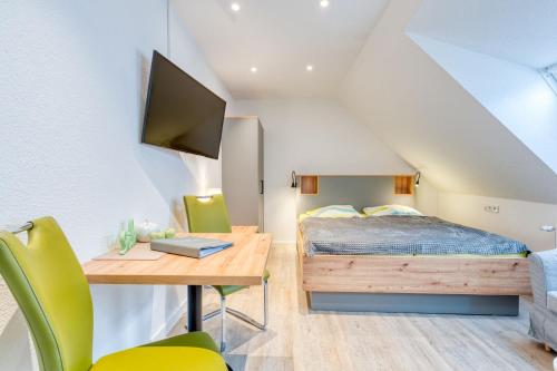 ein Schlafzimmer mit einem Bett und einem Schreibtisch mit Computer in der Unterkunft Schmidt-einander W 8 in Norderney