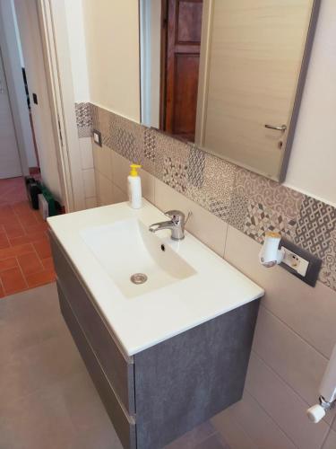 a bathroom with a sink and a mirror at La Finestra sul Corso 3 in Arcidosso