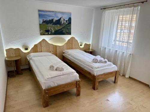 a room with two beds and a window at Appartamento Il Conte di Avoscano in Piaia