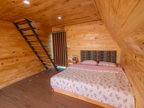 a bedroom with a bed in a wooden cabin at Homestay Gió Mộc !!! in Làng Môn