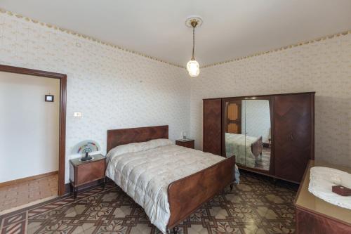 a bedroom with a large bed and a mirror at Casa Dalì in Pianillo