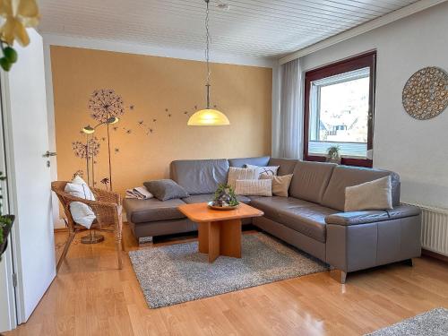 a living room with a couch and a table at Jahnstraße 37 - Ferienwohnung Hufnagel in Bodenwerder