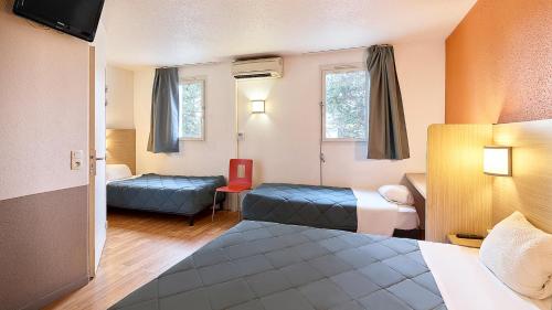 a hotel room with two beds and a couch at Première Classe Rosny Sous Bois in Rosny-sous-Bois