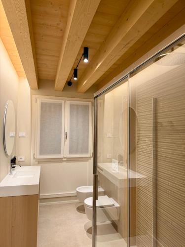 a bathroom with a shower and a toilet and a sink at Agriturismo Rive De Guia in Valdobbiadene