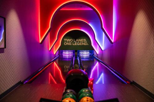 a bowling alley with a sign that reads two lanes one legend at Van der Valk Theaterhotel Almelo in Almelo