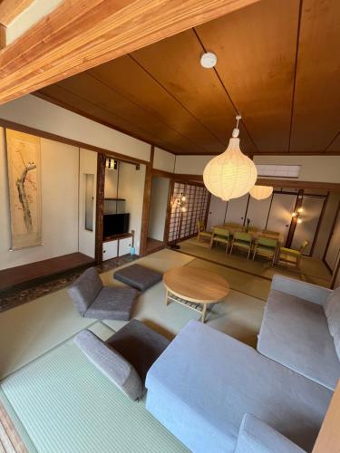 an overhead view of a living room with a table and chairs at 伊都伎-Itsuki- 宮島口の貸切一軒家 世界遺産宮島へ渡る港まで徒歩圏内 最大16名 in Hatsukaichi