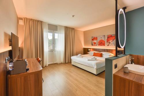 ein Hotelzimmer mit Bett und Waschbecken in der Unterkunft Moody smart & comfy Hotel in Terranuova Bracciolini