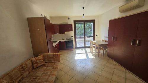 a large living room with a couch and a table at Functional and equipped apartment in Rosolina in Rosolina Mare