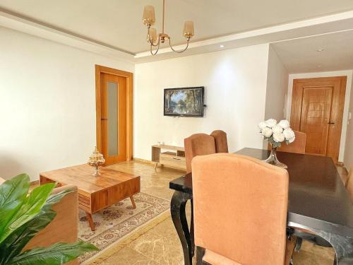 Seaside Escape, Walk to Beach & Dining in Top Restaurants, East Khezema
