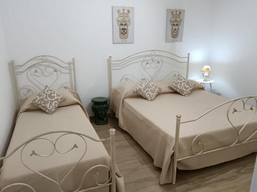 two beds sitting next to each other in a bedroom at La casetta Bianca in Modica