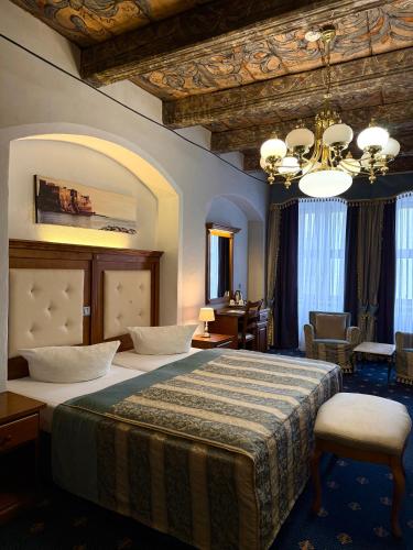 a hotel room with a bed and a living room at Hotel Italia in Görlitz