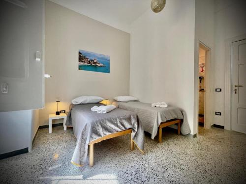 a room with two beds in a room at B&B Resto al Sud 2 in Salerno