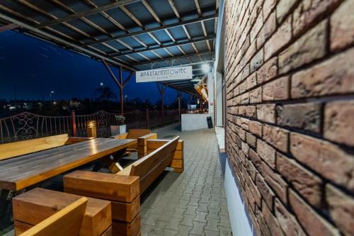 a row of benches on a building with a brick wall at Apartamentowiec Kuźniar in Kostrzyn nad Odrą