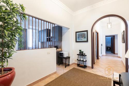 Imperium Luxury Flat - 12Pax, 4 BDRM, 8 min Metro, City Center, A-C