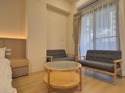 a living room with a couch and a table at 星爍民宿 in Ch'ih-k'an-lou