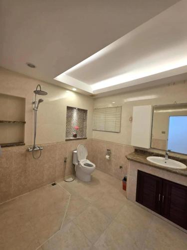 a large bathroom with a toilet and a sink at Sugar Beach Villa Bangsaen in Ban Bang Saen (1)