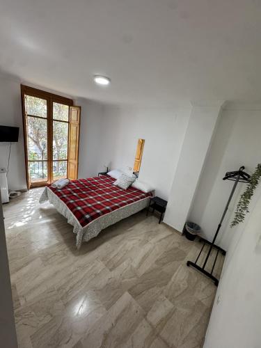 a bedroom with a bed in the corner of a room at Apartament Mediteranean in Valencia