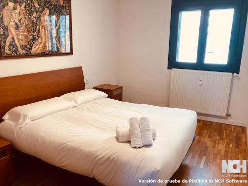 a bedroom with a bed with two towels on it at Angel de la Guarda 18 in Soria