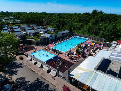 an overhead view of a large swimming pool at CampingHotel Renesse in Renesse