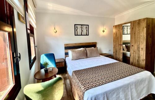 a hotel room with a bed and two chairs at Marina Hostel Pansiyon in Antalya